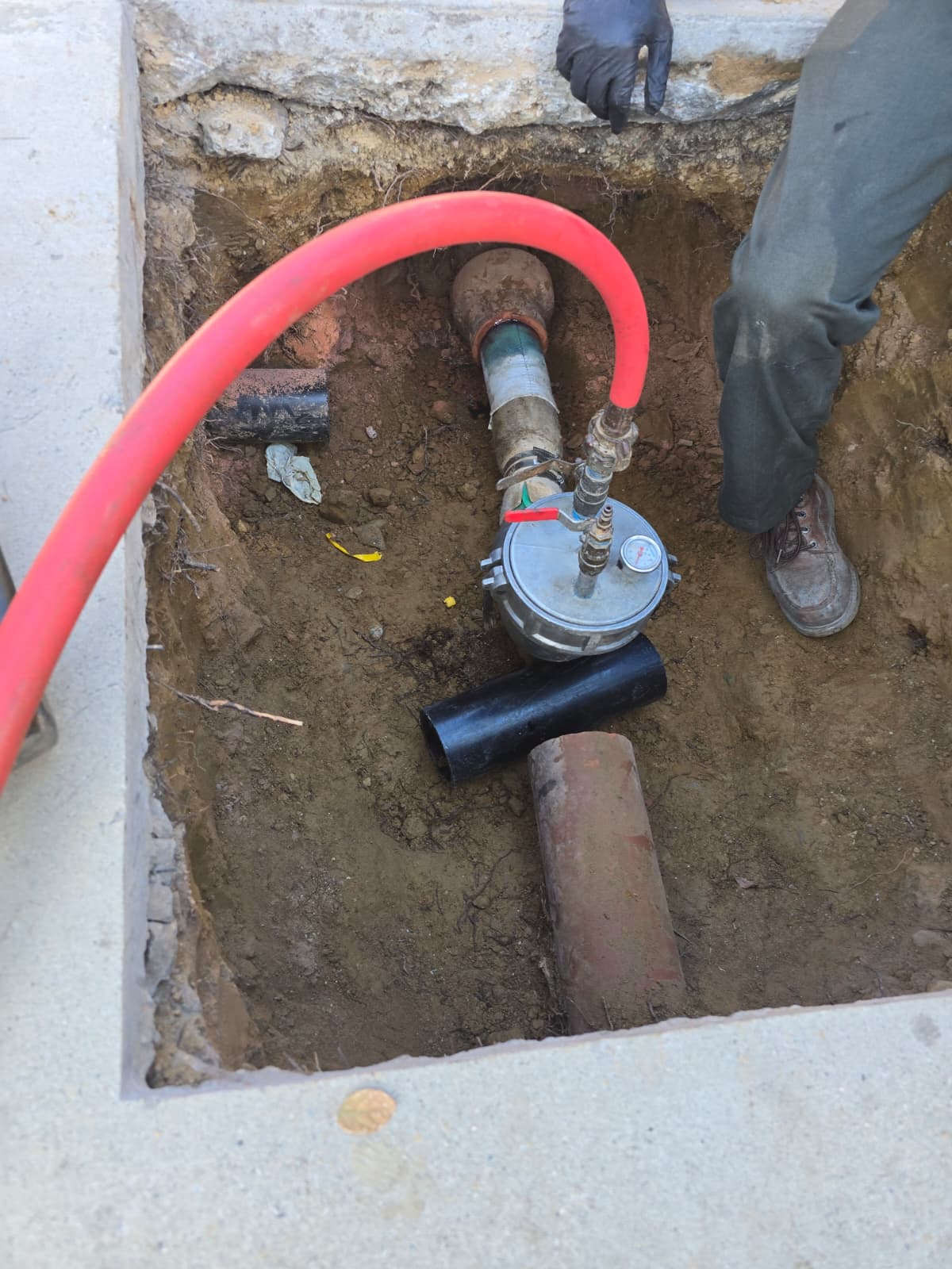 Trenchless sewer line repair Los Angeles using fiberglass method